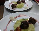 Foto del paso 8 de la receta: Albóndigas de cordero, salsa de frutos rojos, puré de espinaca