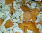 Foto langkah ke 2 dari resep 80. Tumis sayur campur sosis.