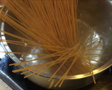 Foto del paso 6 de la receta: Espaguetis integrales con setas al ajillo y espárragos verdes