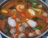 Foto langkah ke 6 dari resep Sup Asam Pedas Udang Cumi/ Tom Yam ▪︎.