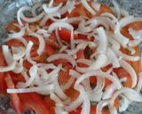 Foto del paso 2 de la receta: Ensalada de tomate, cebolla y sardinas