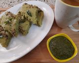 A picture of step 4 of Palak Dhokla with chutney.