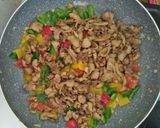 Foto langkah ke 5 dari resep Oseng Kulit Ayam Paprika Lezat DEBM.