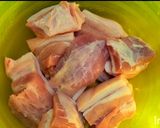 รูปขั้นตอนการทำที่ 1 ของ หมูสามชั้นตุ๋นราดซอสหมาล่า
