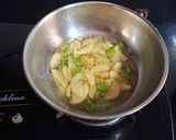 A picture of step 2 of Capsicum Sabzi.