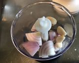 Une image de l'étape 6 de Purée de pommes de terre à l'oignon de roscoff, ail confit et beurre aux cristaux de sel.