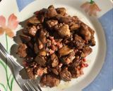 Foto del paso 9 de la receta: Setas salteadas con castañuelas de cerdo, jamón y ajo negro