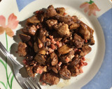 Foto del paso 9 de la receta: Setas salteadas con castañuelas de cerdo, jamón y ajo negro