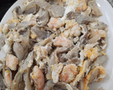 Foto del paso 7 de la receta: 🍄 setas con langostinos guindilla y huevos