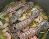 Foto del paso 10 de la receta: Guisadito de calamar, galeras y langostinos (olor a viernes)