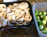 Foto del paso 1 de la receta: Pechuguitas con repollitos de Bruselas y champiñones