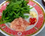 รูปขั้นตอนการทำที่ 1 ของ ผัดผักบุ้งไก่สับ