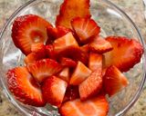 Foto del paso 3 de la receta: Fresas 🍓 con Torrijas bañadas en Natillas 💛 Receta de aprovechamiento