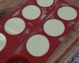 Foto del paso 9 de la receta: Mousse de limón con polvo de oro y cobertura de chocolate blanco