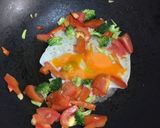 รูปขั้นตอนการทำที่ 2 ของ ข้าวผัดมะเขือเทศ (อาหารเด็ก)