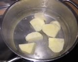 Foto del paso 1 de la receta: Revuelto de patatas con huevos fritos