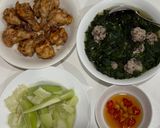 Hình bước làm 3 của món Cơm nhà với cánh tỏi gà kho nước dừa, su su và bầu luộc, canh rau ngót thịt mọc