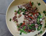 Foto langkah ke 3 dari resep Tumis cumi asin.