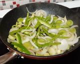 Foto del paso 2 de la receta Contramuslos de pollo con fritada de pimiento, cebolla y puerro