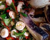 Foto langkah ke 2 dari resep Oseng Pedas Ikan Pari & Udang.