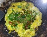 Foto langkah ke 3 dari resep Telur Dadar Daun Kelor.