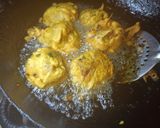 A picture of step 6 of Vada Pav /aloo chop burger.