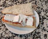 Foto del paso 2 de la receta: Bocadillo de salmón con queso fresco de cabra con tomate
