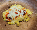 Foto del paso 4 de la receta: Huevo revuelto con sobrasada, queso y miel