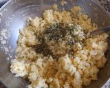 Foto del paso 2 de la receta: Tortitas de coliflor con cebollino, lima y queso Pecorino