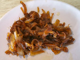 Revuelto de Berenjena asada con Sobrasada, Cebolla caramelizada y Patatas fritas