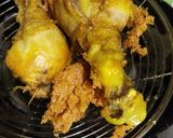 Foto langkah ke 6 dari resep Ayam Goreng Kremes.