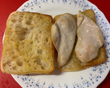 Foto del paso 1 de la receta: Bocata de pan de cristal, con aguacate, huevo, pollo, y queso de cabra