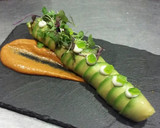 Foto del paso 9 de la receta: Canelón de aguacate y langostinos con salsa romesco