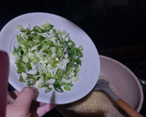 Foto langkah ke 2 dari resep Nasi Telur Ceplok dengan Scallion Oil.