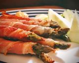 Hình bước làm 2 của món Măng Tây Cuộn Bacon Xông Khói Nướng