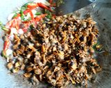 Foto langkah ke 3 dari resep Tumis Pedas Kerang dan Telur.
