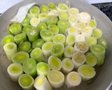 Foto del paso 1 de la receta: 556. Pastel sencillo de puerros (principal verdura)