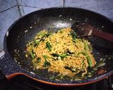 Foto langkah ke 6 dari resep Mie goreng bayam praktis.