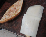 Foto del paso 4 de la receta: Bocadillo de jamón serrano, queso semicurado, tortilla francesa y tomate aliñado