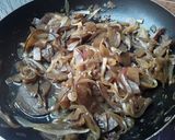 Foto del paso 2 de la receta: Berenjenas🍆 y cebollas🌰 en salsa con arroz🍚 y 🍳
