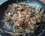 Foto del paso 2 de la receta: Berenjenas🍆 y cebollas🌰 en salsa con arroz🍚 y 🍳