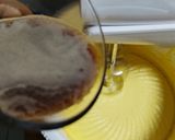 Foto langkah ke 2 dari resep Moist Chocolate Cake.