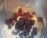 Foto del paso 4 de la receta: Budín de yogurth y frutos rojos