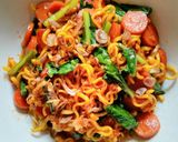 Foto langkah ke 9 dari resep Mie Goreng Sosis Pedas.