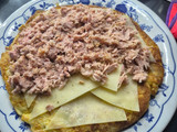 Tortilla de patata rellena de atún y queso manchego