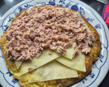 Foto del paso 3 de la receta: Tortilla de patata rellena de atún y queso manchego