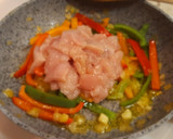 Foto del paso 2 de la receta: Pollo con pimientos al curry