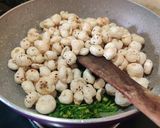 A picture of step 4 of Makhana Namkeen.