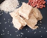 तिल और मूंगफली की बर्फी(til aur moongphali ki barfi recipe in hindi) रेसिपी चरण 3 फोटो