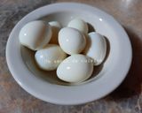 Une image de l'étape 2 de Salade tomate mozzarella et œufs de caille 🍅🧀🥚.